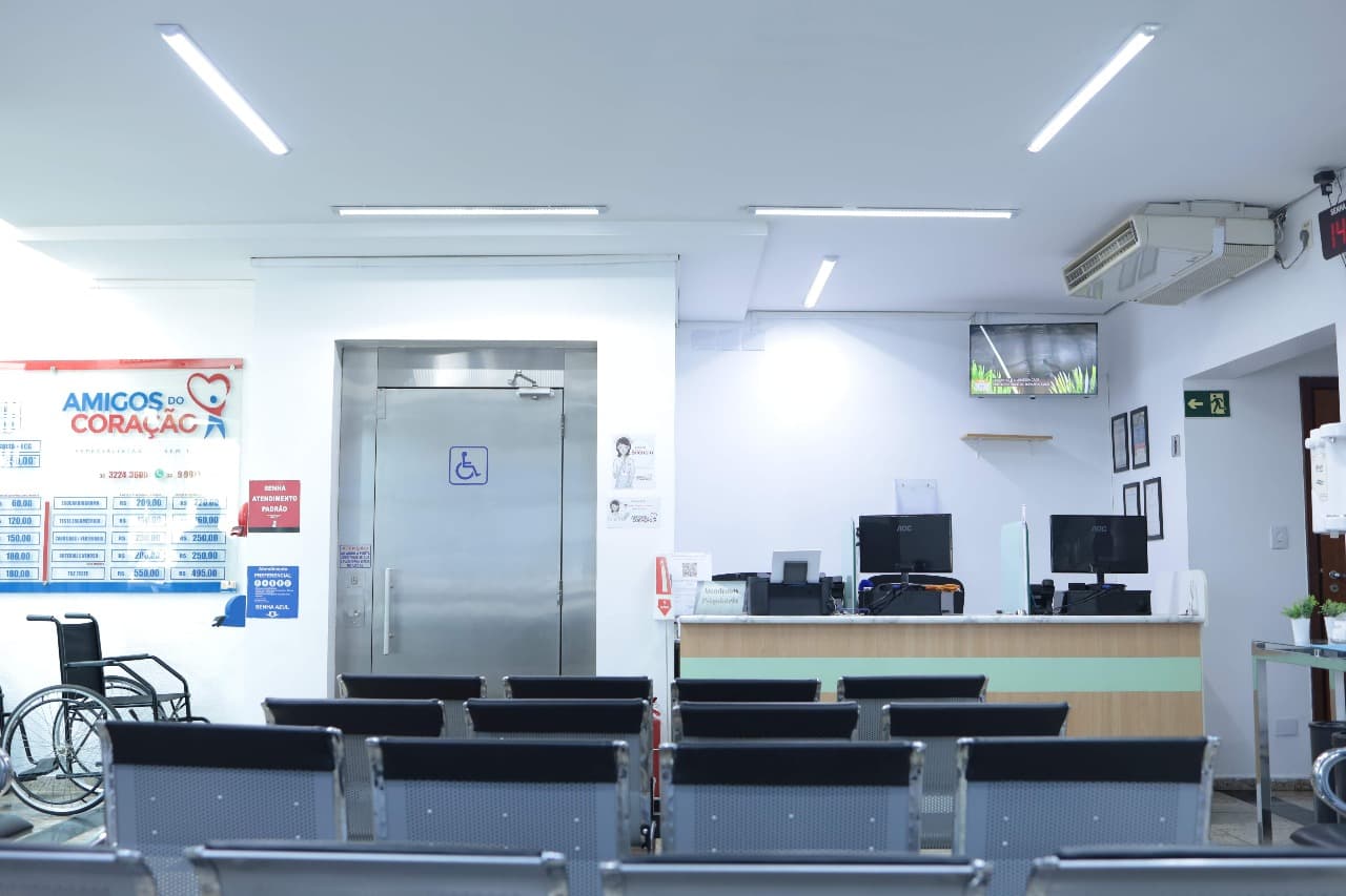 Consultório com quadro praia