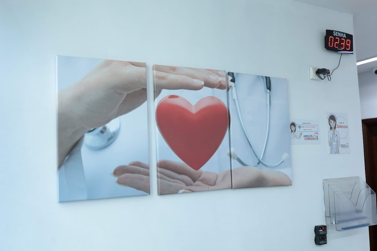 Consultório com paisagem de lago